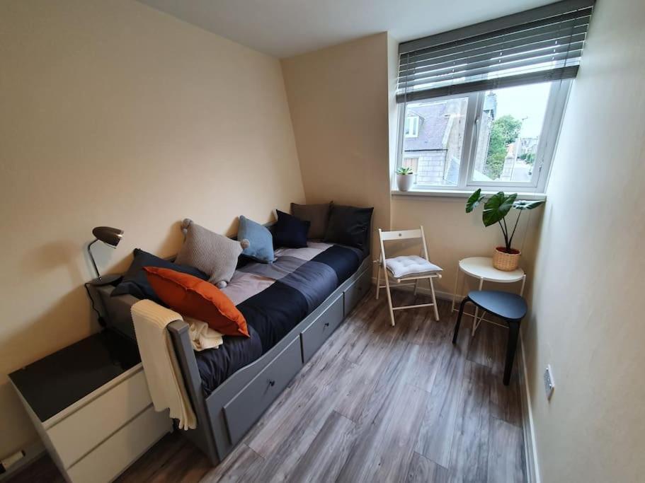 Lovely, Comfortable And Bright 3 Bedroom Top Floor Flat In City Centre Aberdeen Kültér fotó