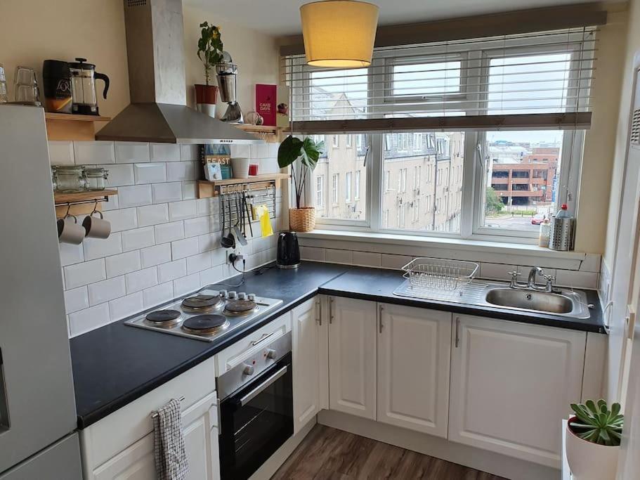 Lovely, Comfortable And Bright 3 Bedroom Top Floor Flat In City Centre Aberdeen Kültér fotó